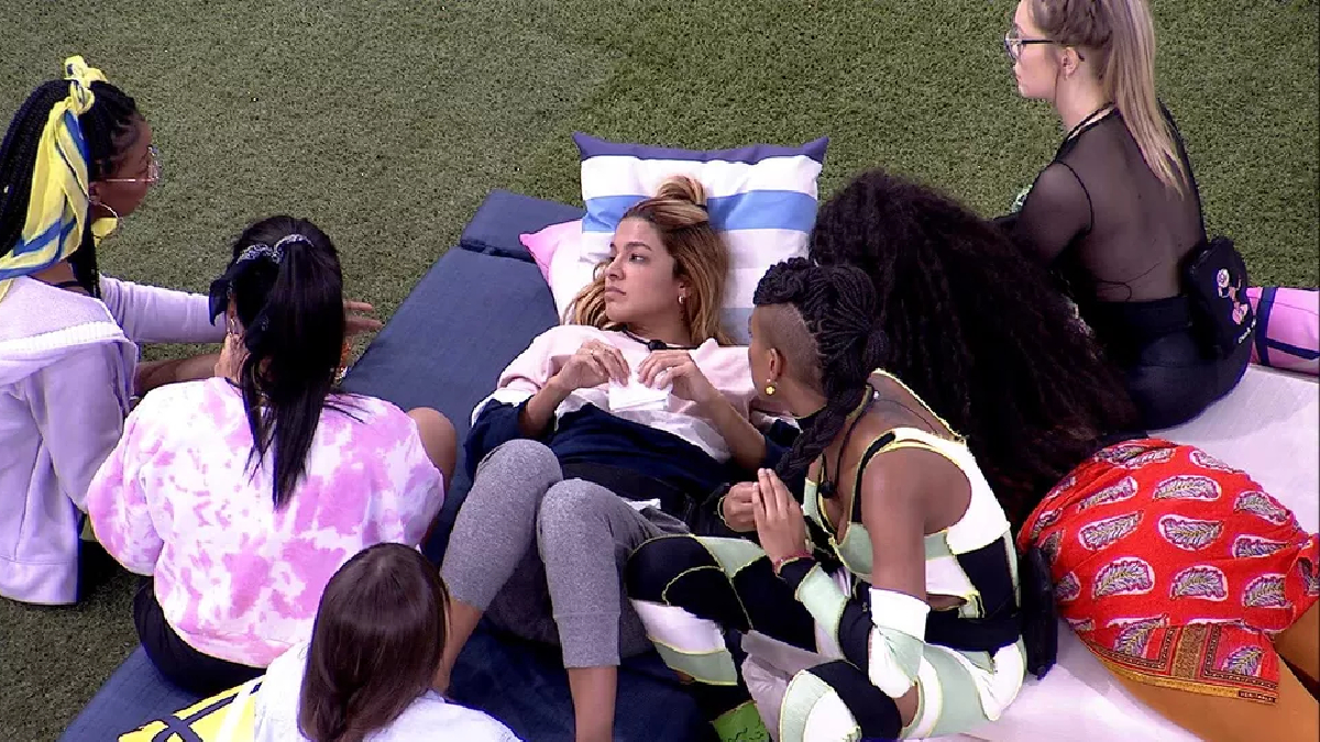 Kerline é consolada por sisters no BBB 21