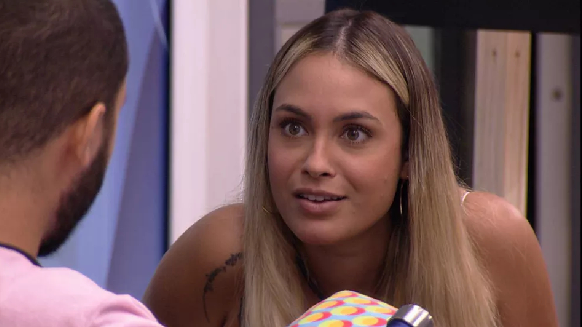 Sarah e Gilberto conversam no BBB 21
