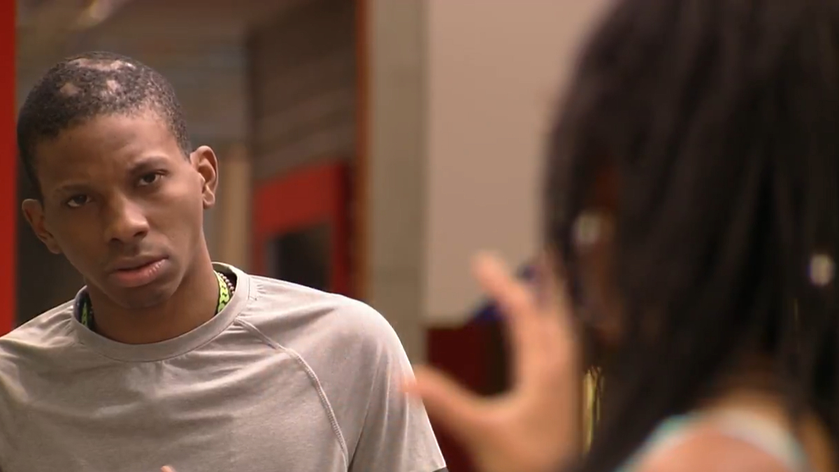 Lucas e Karol Conká conversam no BBB 21