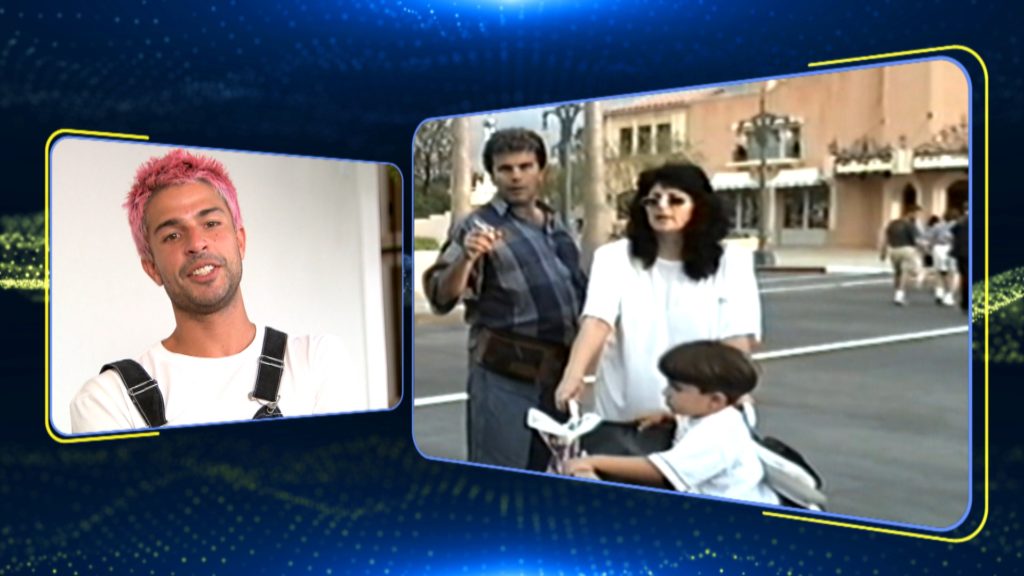 O filho Diego Montez assiste a imagens antigas de uma viagem com a família para Orlando