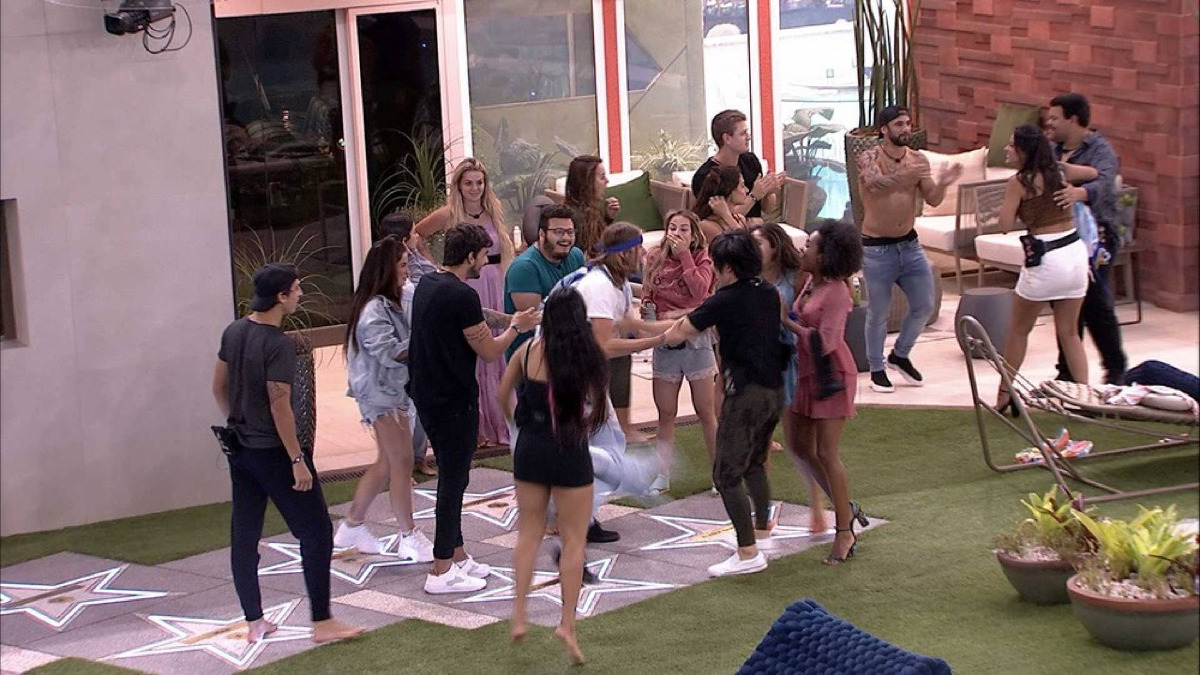 Participantes do BBB 20 entrando na casa