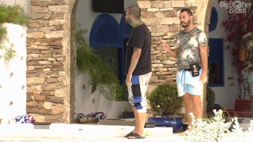 Gilberto e Projota caminham e conversam (Reprodução Globoplay)