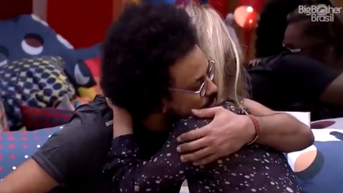 João Luiz consola Carla Diaz no BBB 21