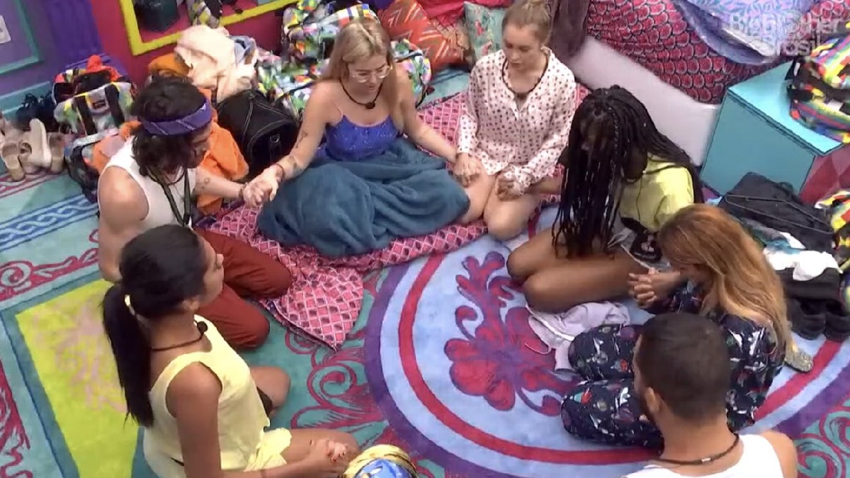 Participantes do BBB 21 fazem oração pela casa