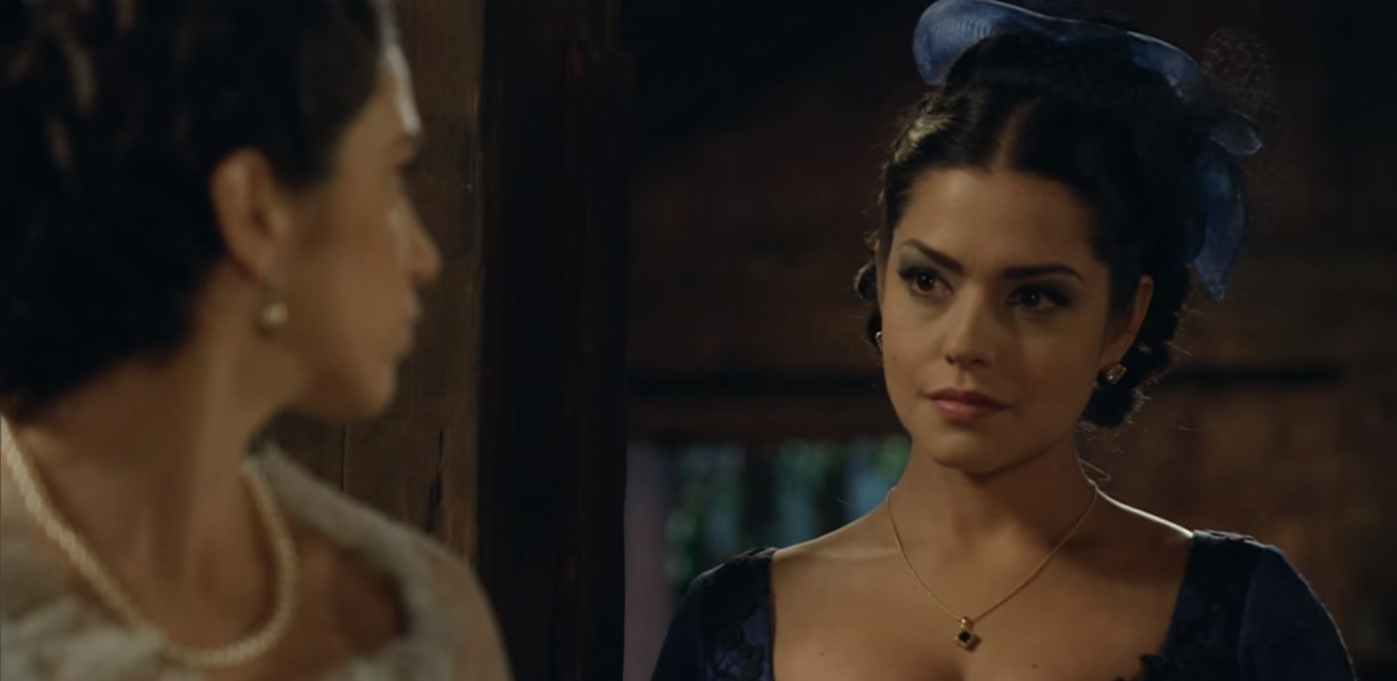 Teresa (Roberta Gualda) e Maria Isabel (Thaís Fersoza) de Escrava Mãe