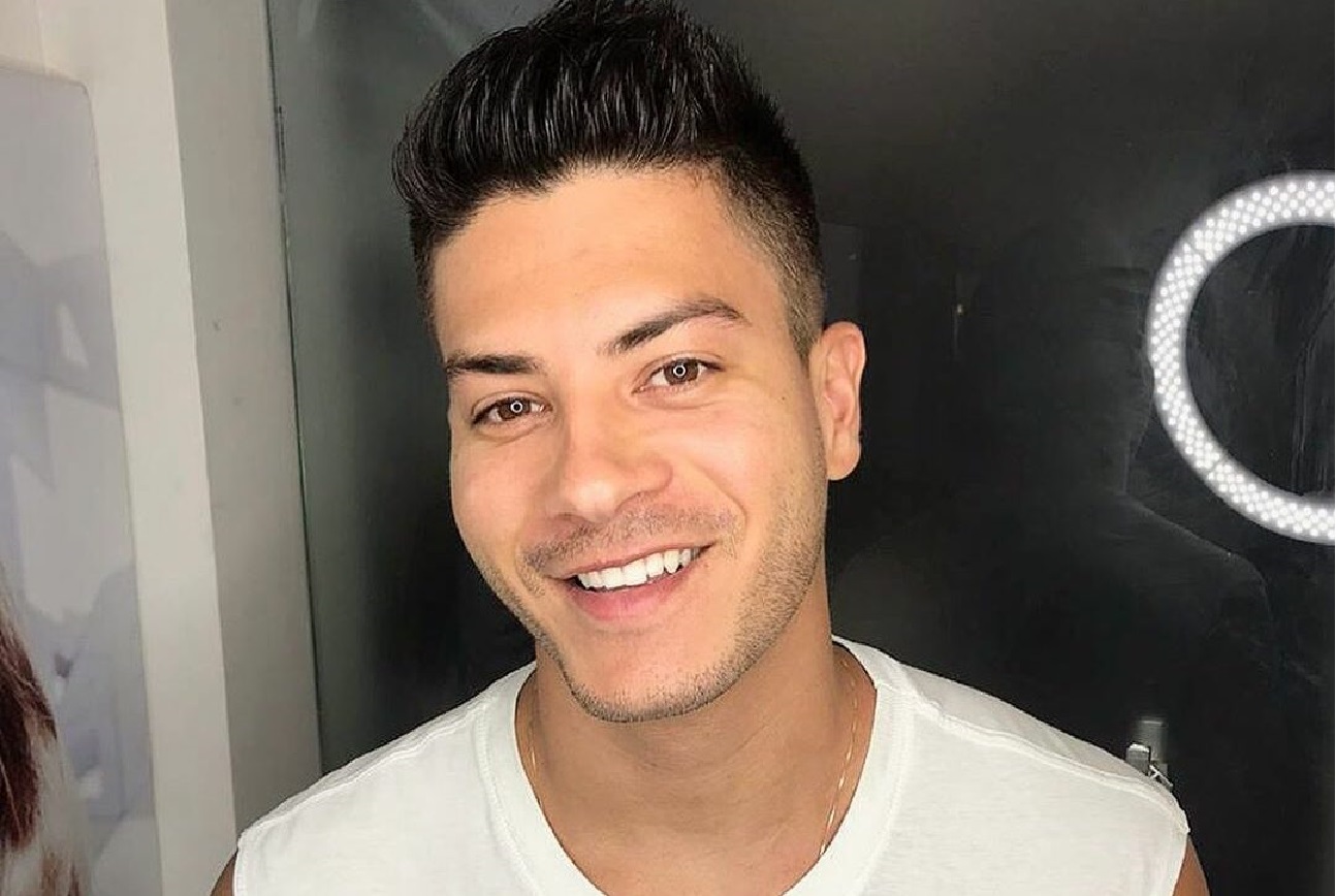 O ator Arthur Aguiar (Reprodução)