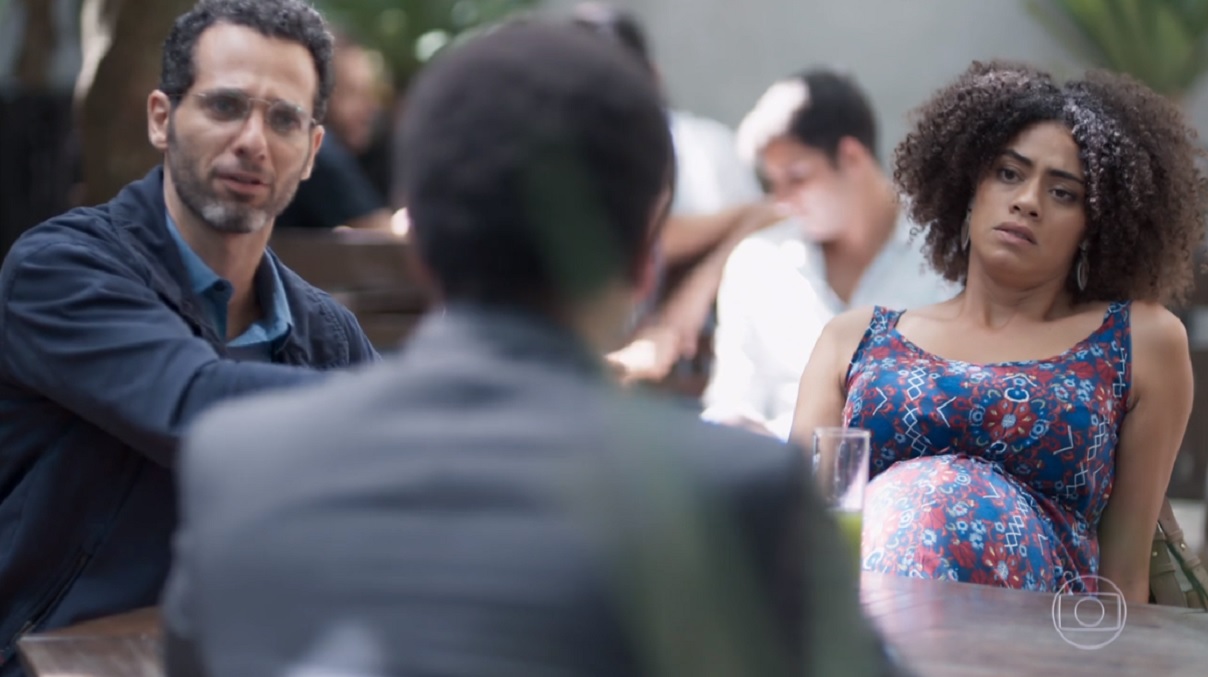 Bóris e Dóris conversam com advogado, na reprise de Malhação: Viva a Diferença
