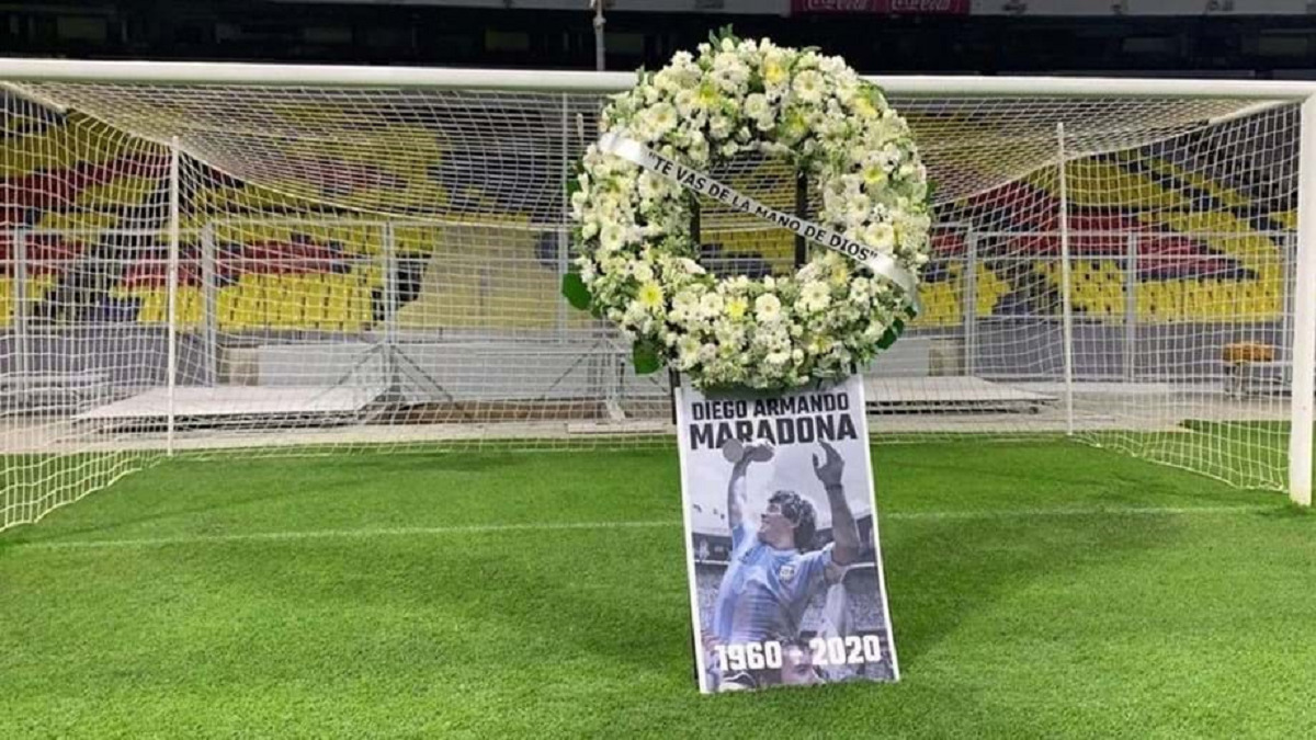 Uma das coroas de velório enviadas por ocasião da morte de Diego Maradona