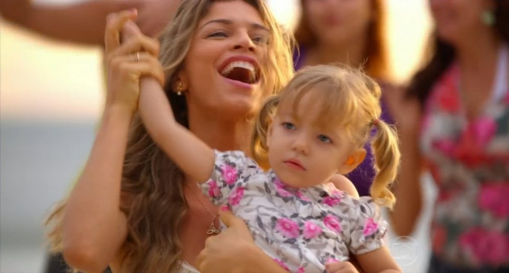 Ester (Grazi Massafera) e Laurinha, em Flor do Caribe