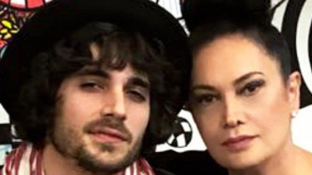 O ator e cantor Fiuk ao lado de sua mãe, a artista plástica Cristina Karthalian (Reprodução / Arquivo pessoal)