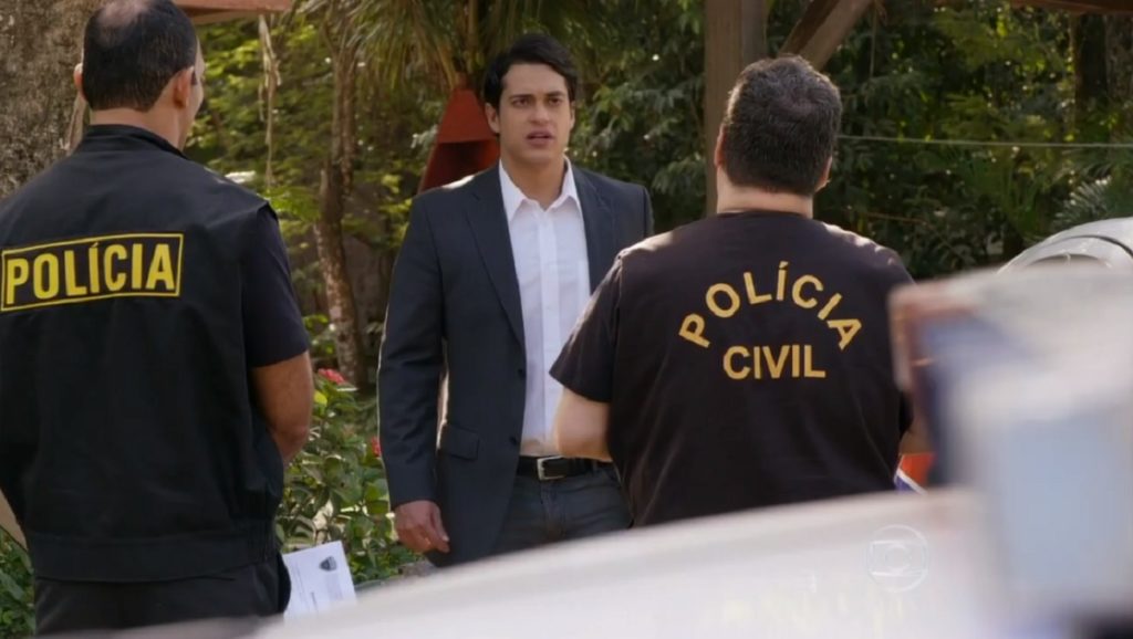 Hélio é abordado por policiais, em Flor do Caribe