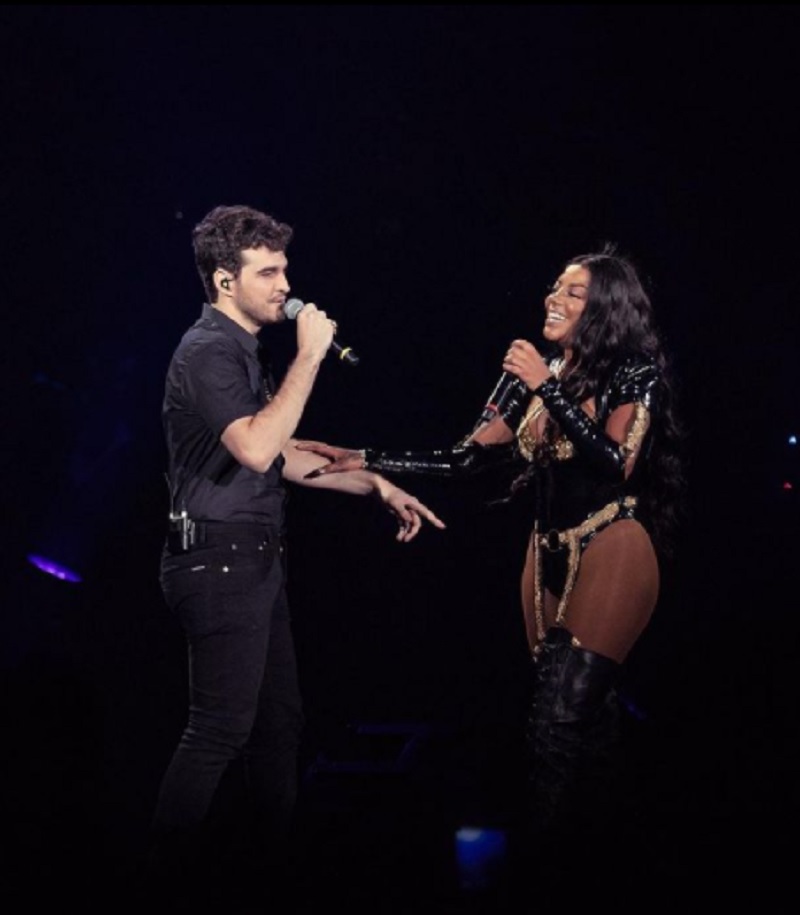 Jão cantando com Ludmilla