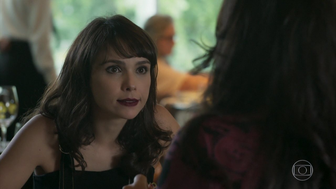 Irene (Débora Falabella) e Mira (Maria Clara Spinelli), em A Força do Querer