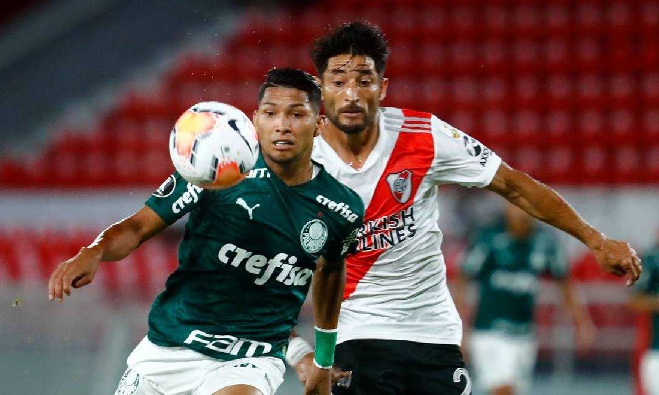 Os jogadores Rony, do Palmeiras, e Milton Casco, do River Plate, enfrentam-se em campo (Marcos Brindicci / AFP)