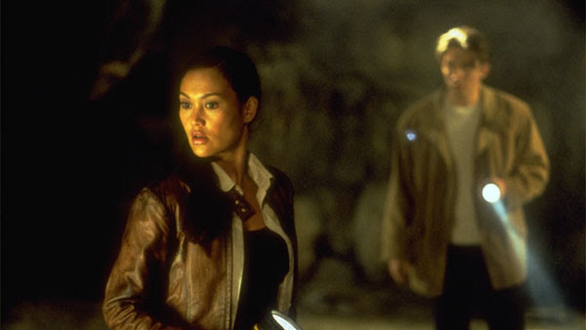 Tia Carrere e Christien Anholt em Caçadora de Relíquias (Divulgação / Band)