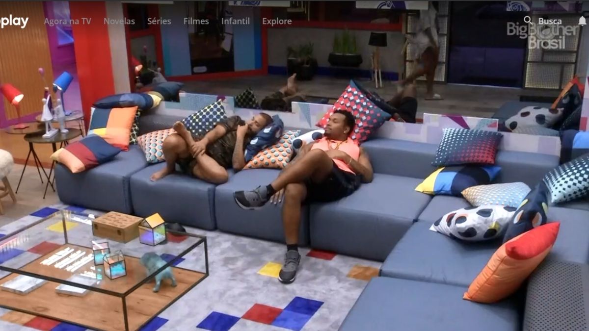 Projota e Nego Di conversam na sala do BBB 21