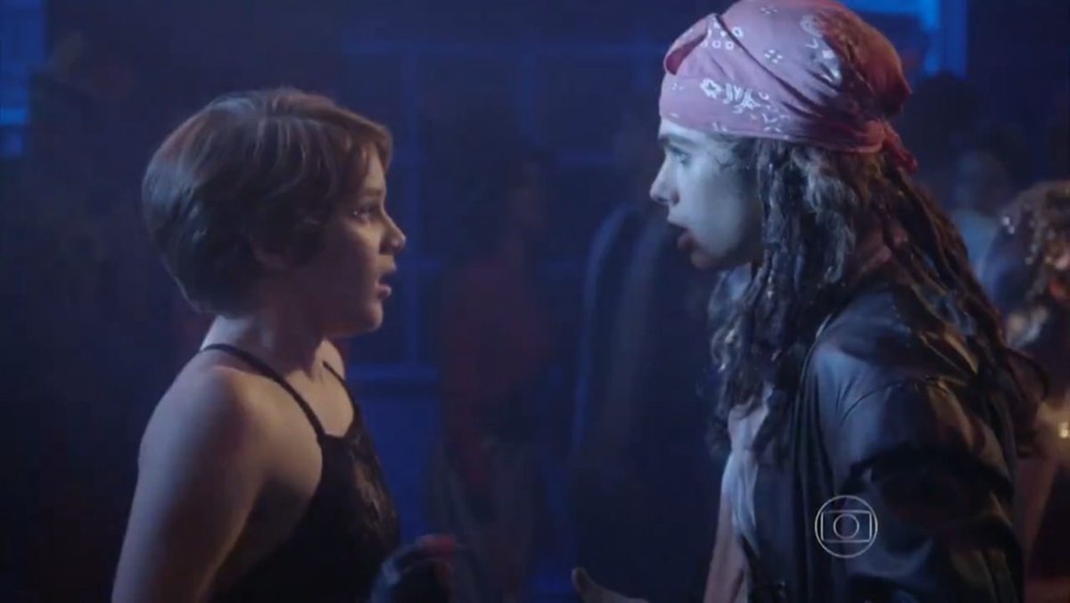 Pedro (Rafael Vitti) e Karina (Isabella Santoni) ficam em festa à fantasia (Foto: Globo)