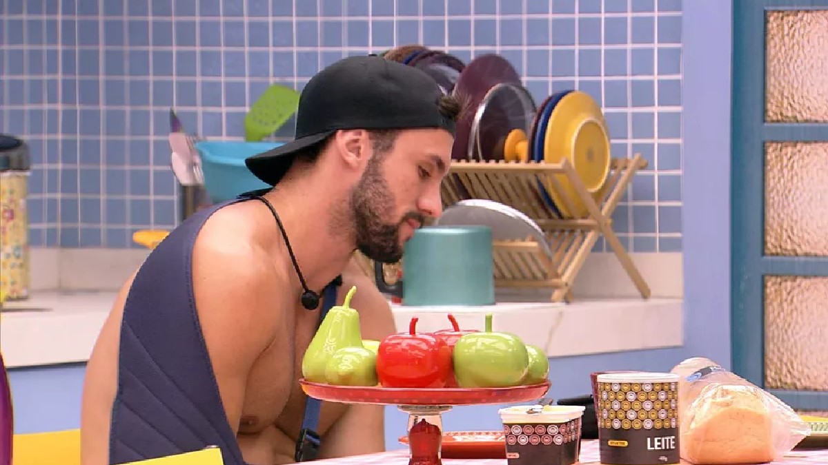 Arthur na cozinha da Xepa no BBB 21