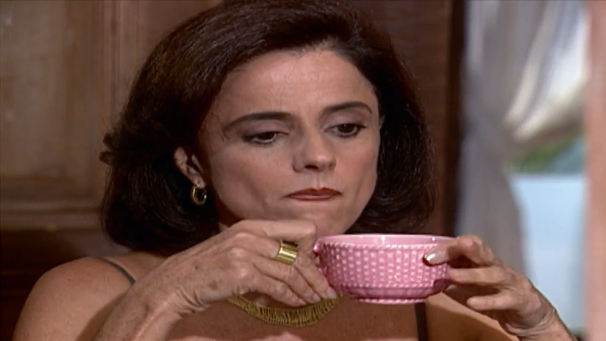 Alma (Marieta Severo) em Laços de Família