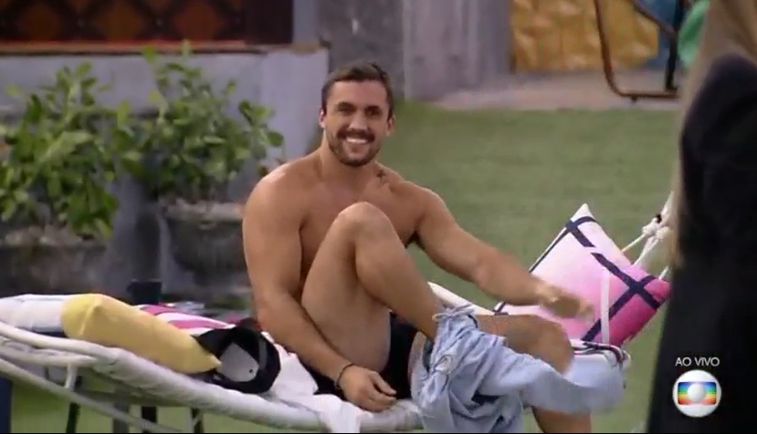 Arthur tira a roupa e pula só de cueca na piscina (Reprodução: Globo)