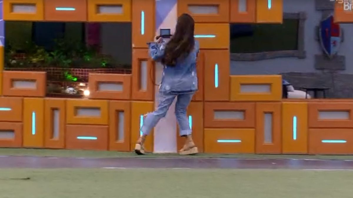Thais atende o Big Fone no BBB 21