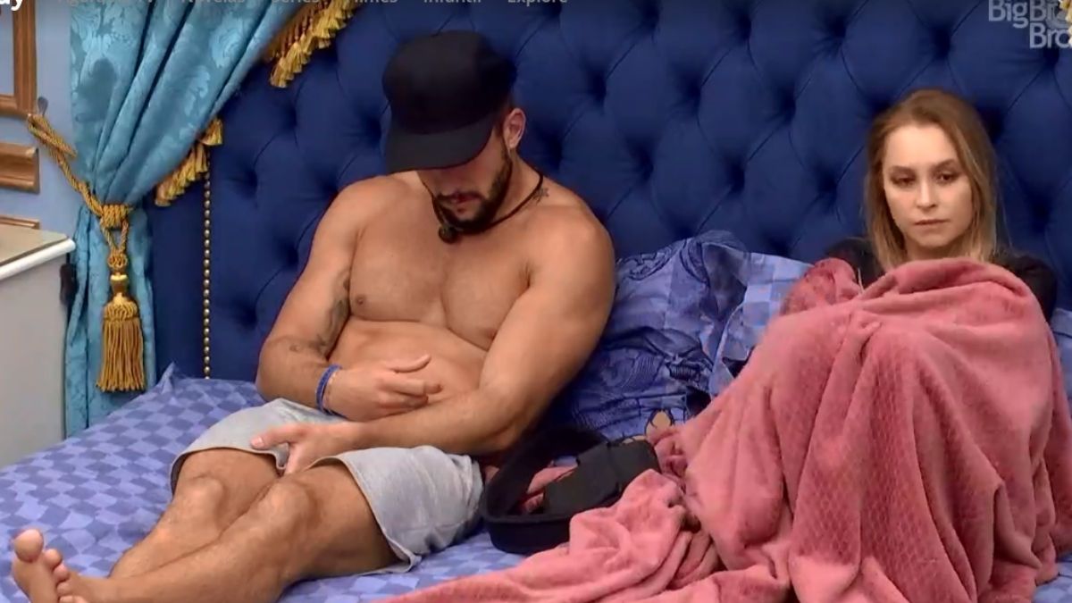 Arthur e Carla Diaz no quarto do líder do BBB 21