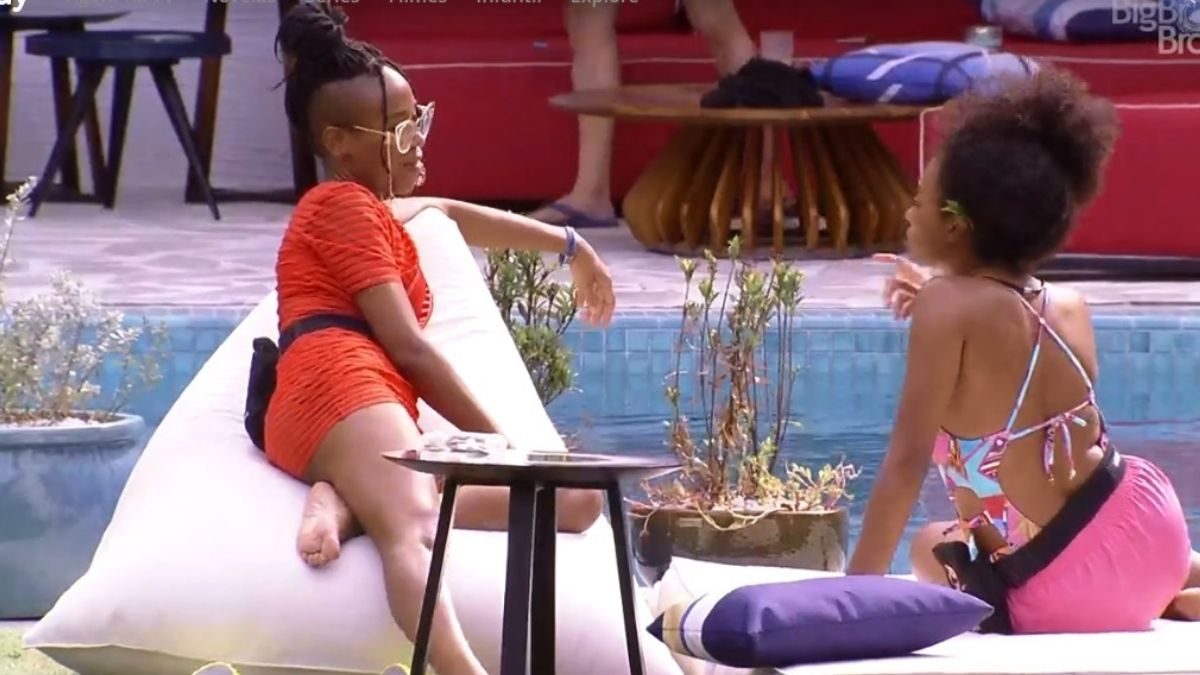 Karol Conká e Lumena na piscina do BBB 21