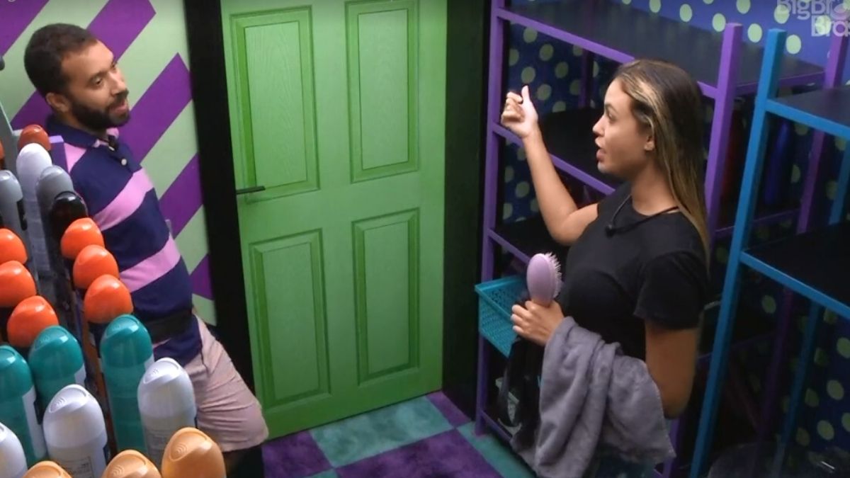 Gilberto e Sarah conversam na dispensa do BBB 21