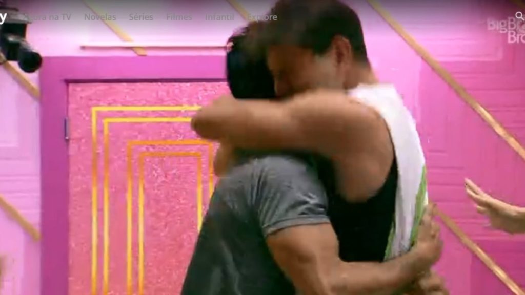Rodolffo e Caio se abraçam na prova do anjo do BBB 21