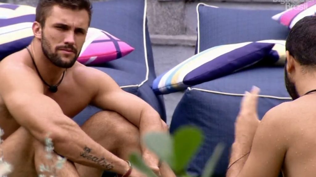 Arthur e Gilberto conversam no gramado do BBB 21