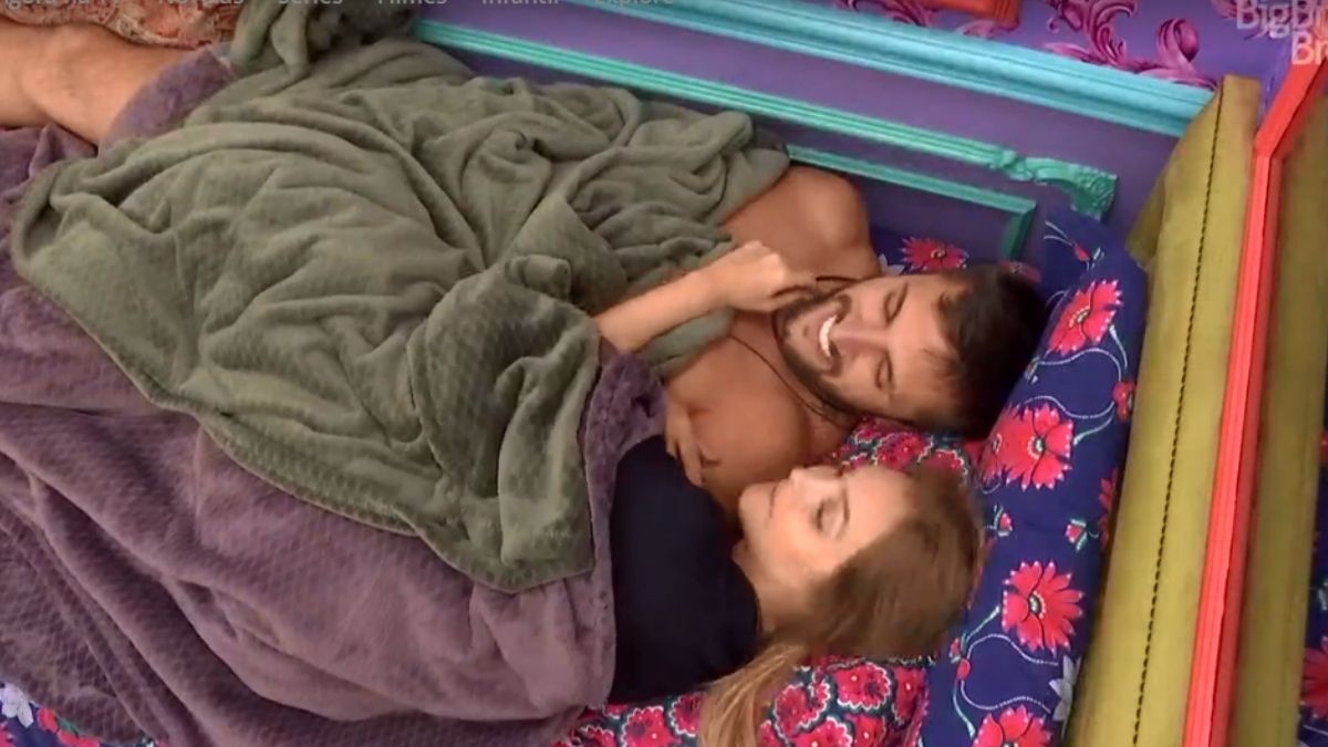Arhur e Carla Diaz debaixo do edredom no BBB 21