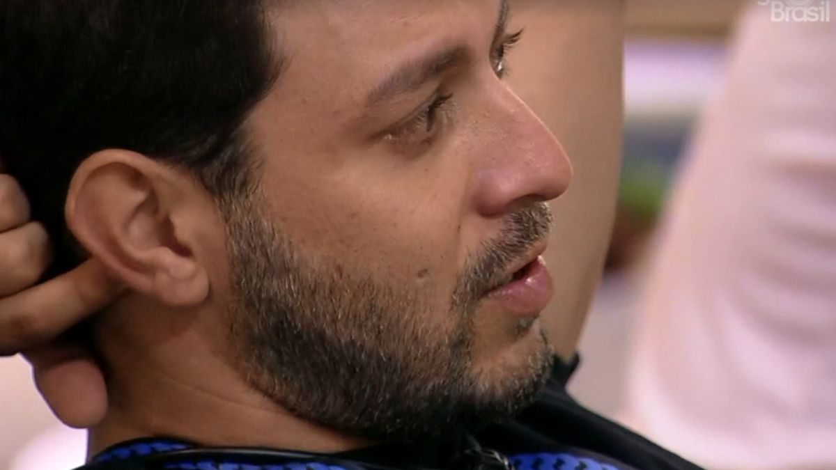 Caio tem o pé quebrado no BBB 21