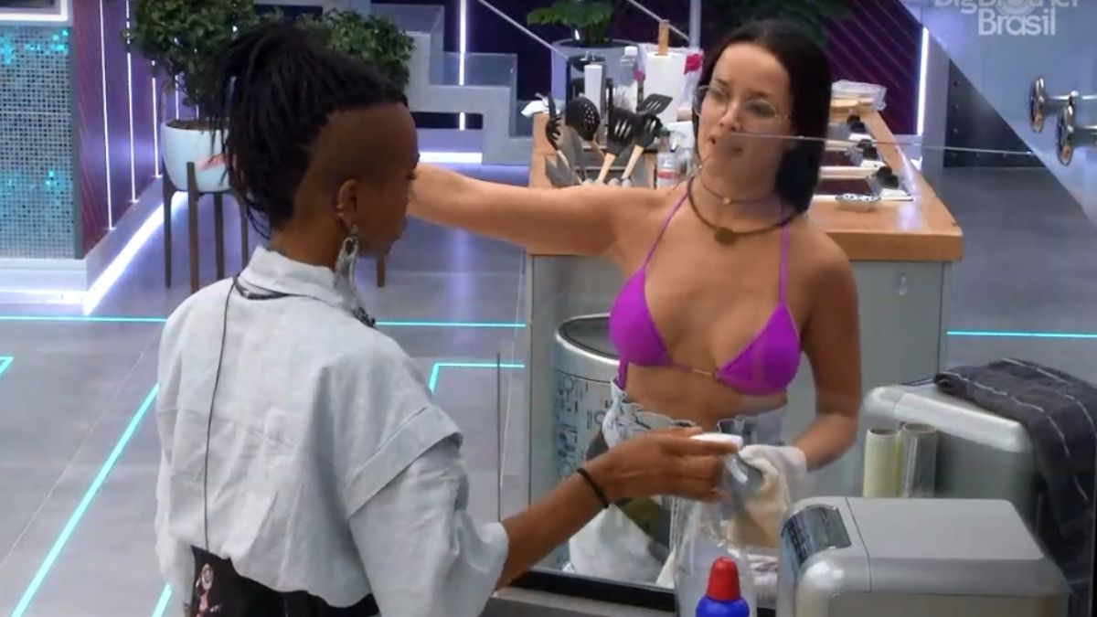 Karol Conká e Juliette na cozinha do BBB 21