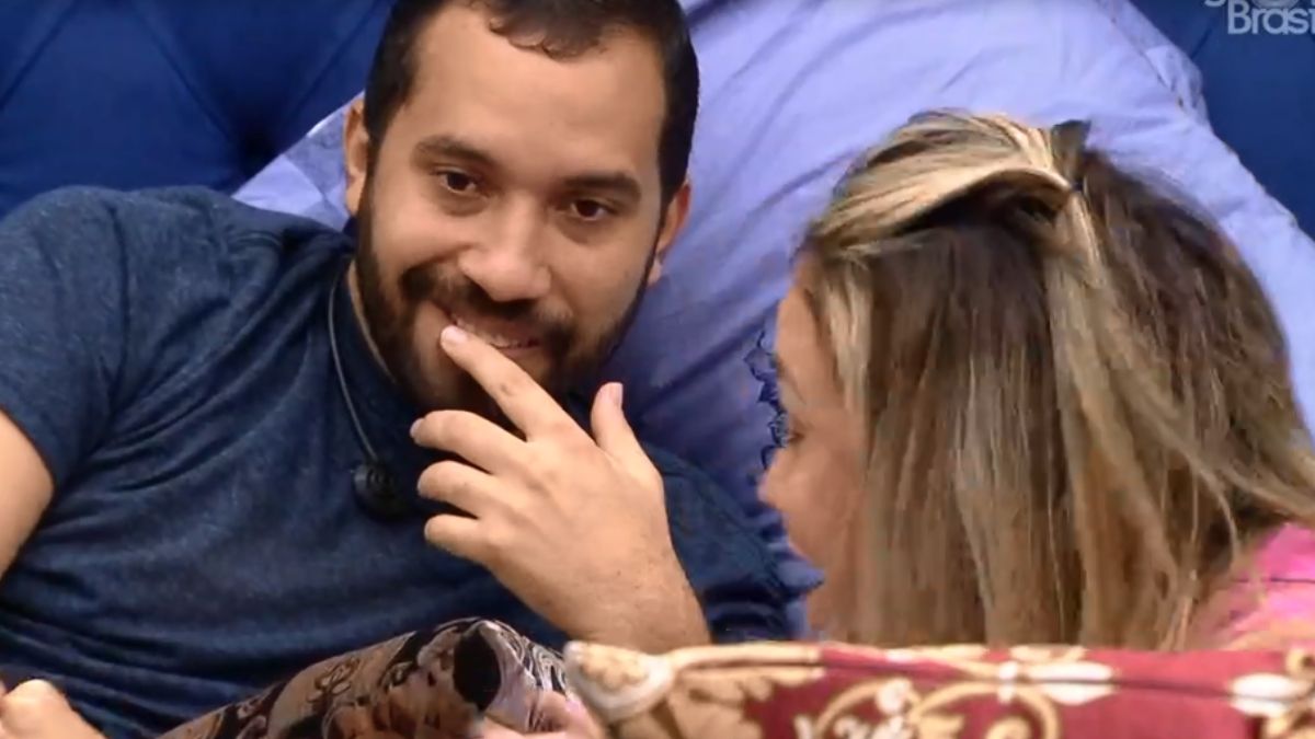 Gilberto e Sarah no quarto do líder do BBB 21