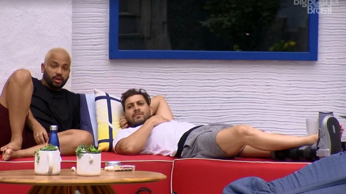 Projota e Caio no jardim do BBB 21