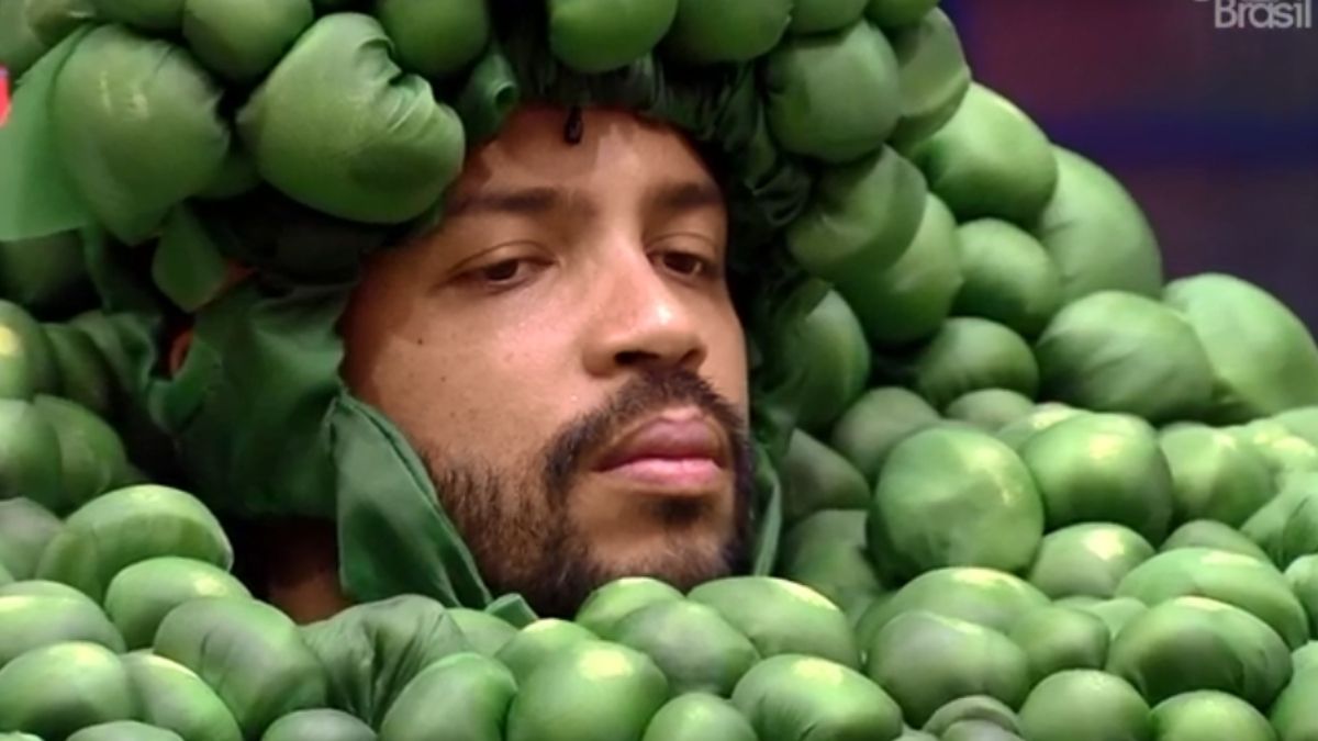 Projota cumprindo o castigo do monstro no BBB 21