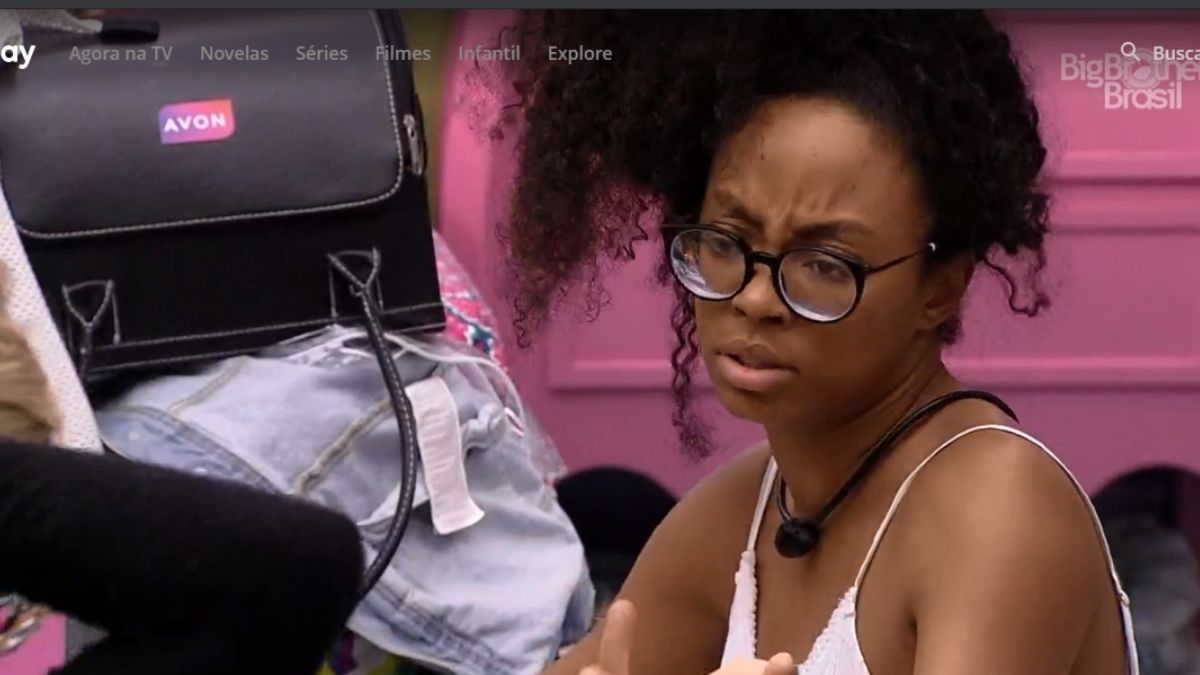 Lumena no quarto colorido do BBB 21