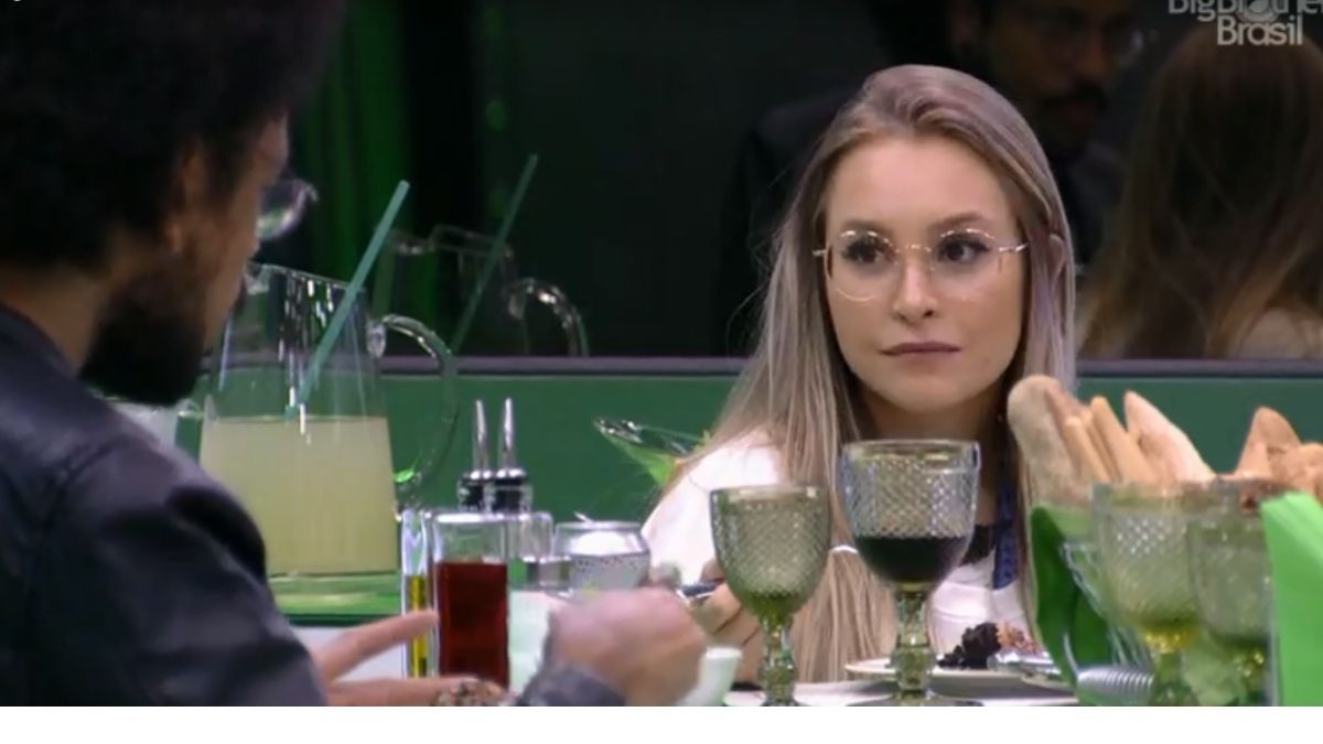 João e Carla Diaz conversam no presente do anjo no BBB 21
