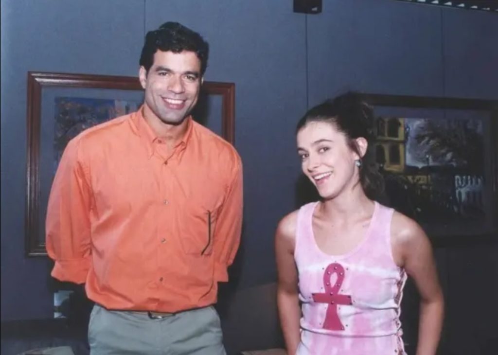 Ex-jogador de futebol Raí e Júlia Feldens nos bastidores de Laços de Família