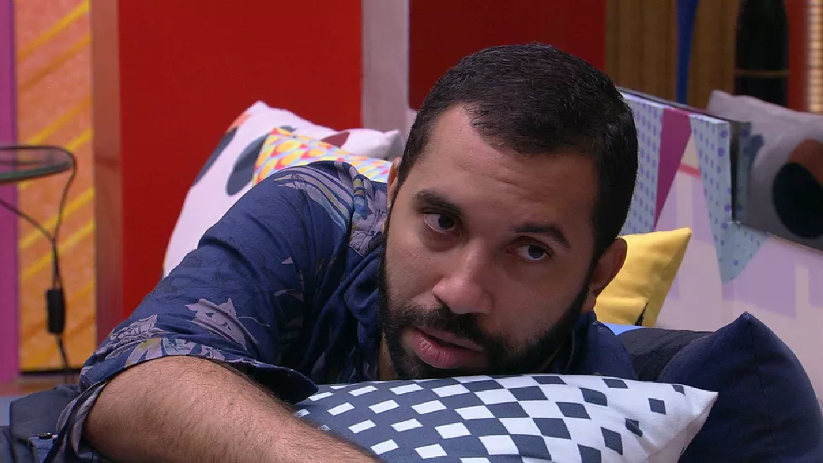 Gilberto conversa com colegas no BBB 21