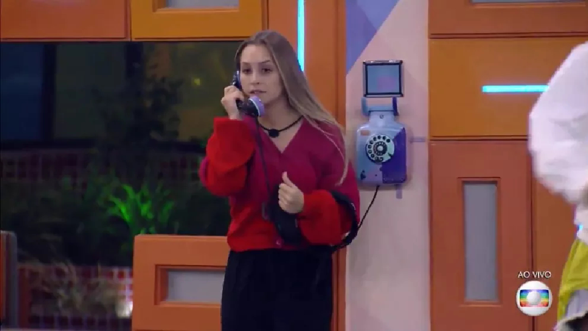 Carla Diaz atendo o Big Fone no BBB 21
