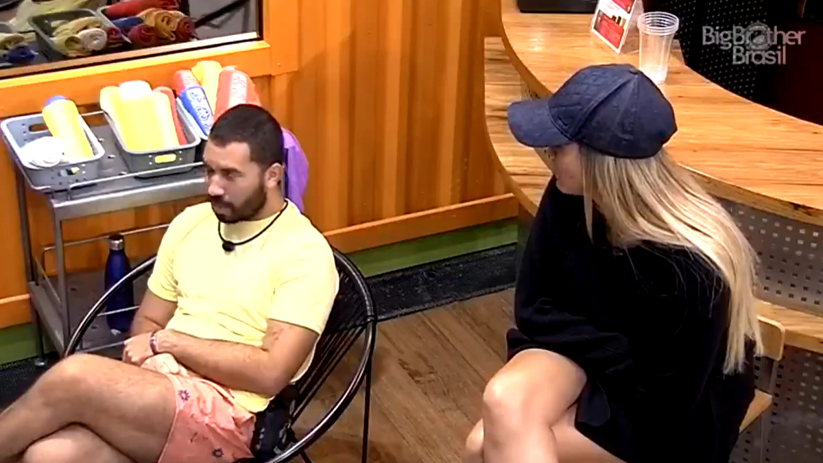 Gilberto e Sarah conversam no BBB 21