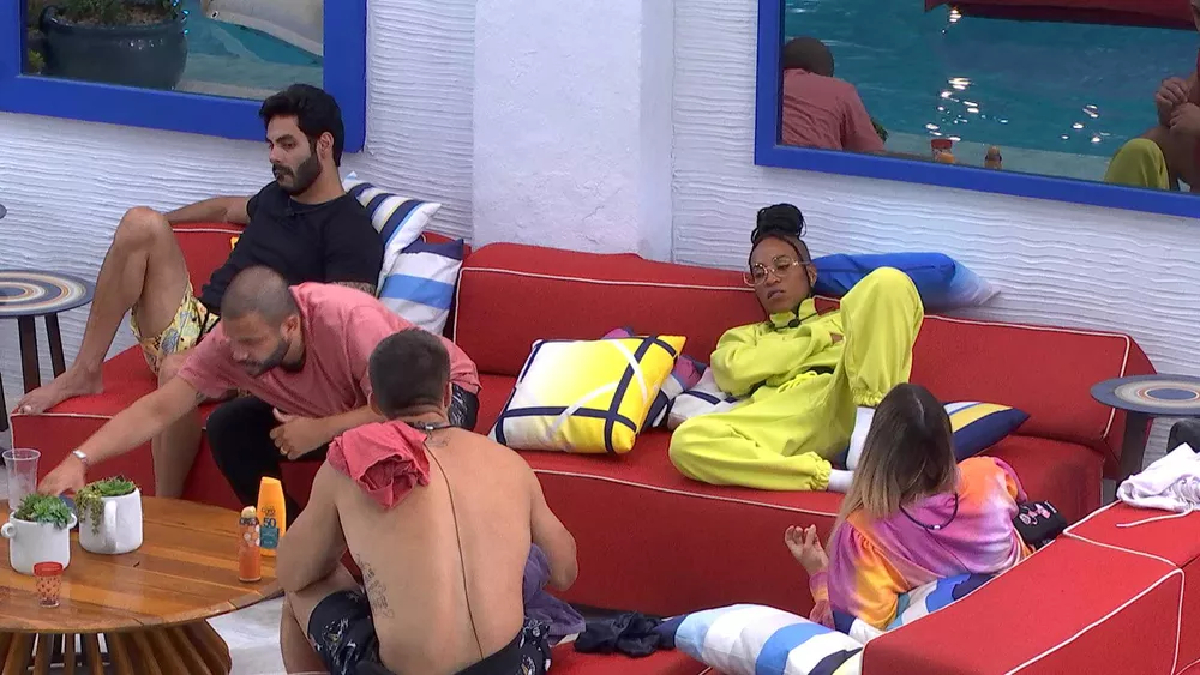 Karol Conká e Sarah conversam no BBB 21