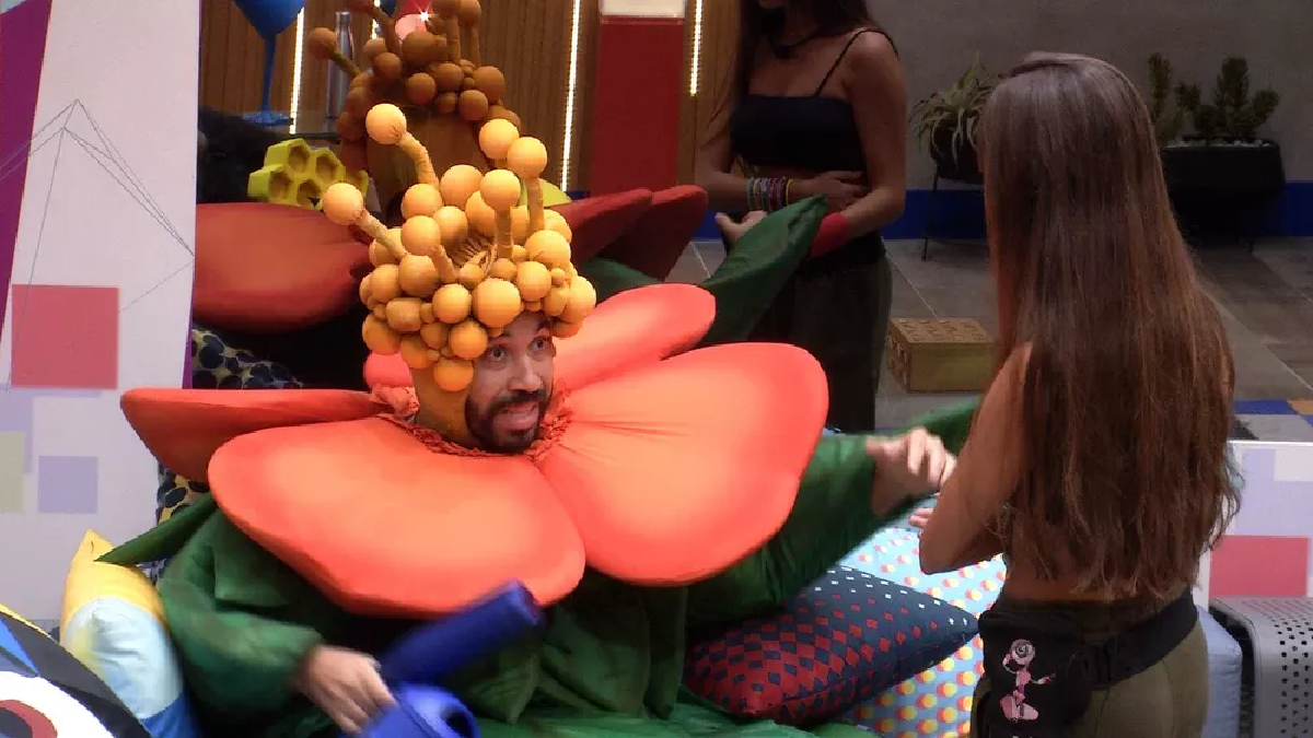 Gilberto e Thaís conversam no BBB 21