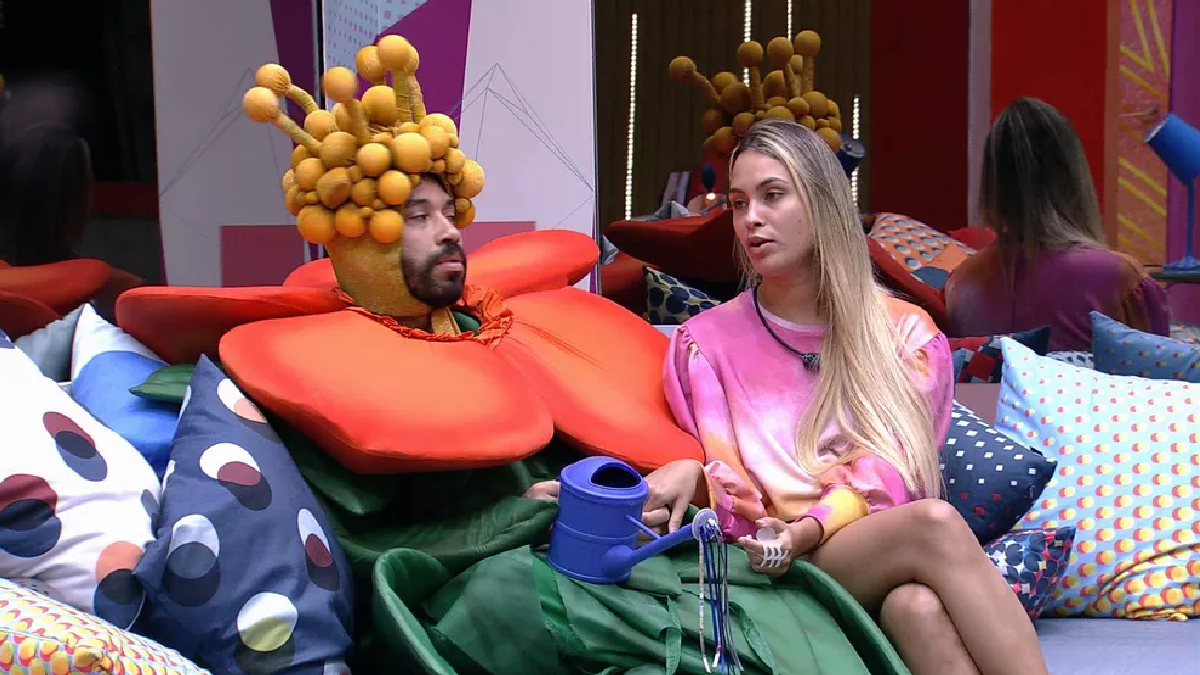 Gil e Sarah conversam no BBB 21