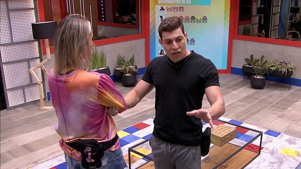Sarah, Caio e Gil conversam no BBB 21