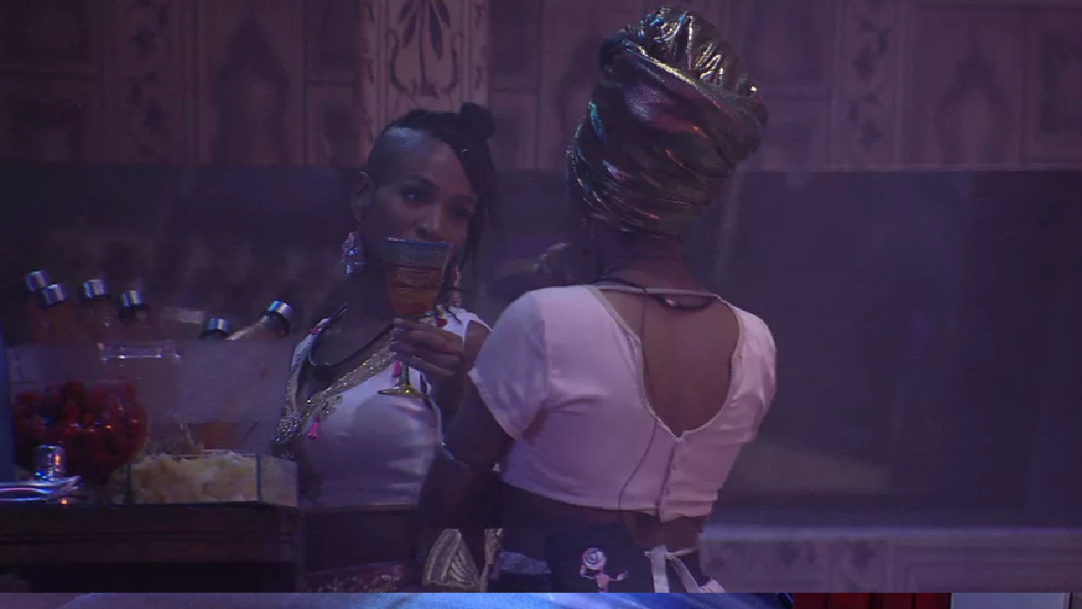 Karol Conká e Lumena conversam no BBB 21