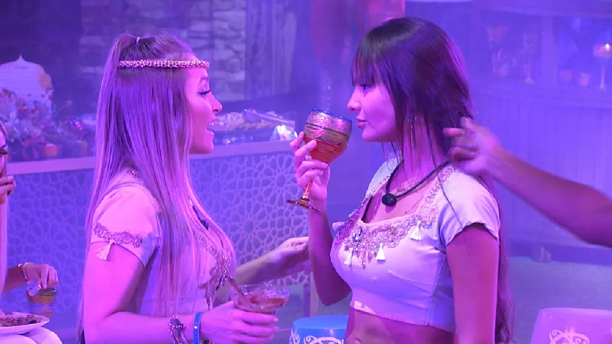 Carla Diaz e Thaís conversam no BBB 21