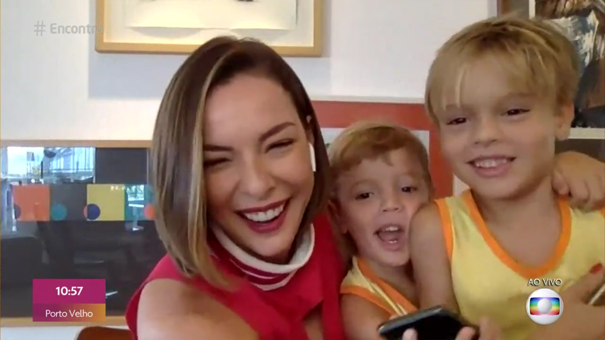 Regiane Alves com os filhos no Encontro