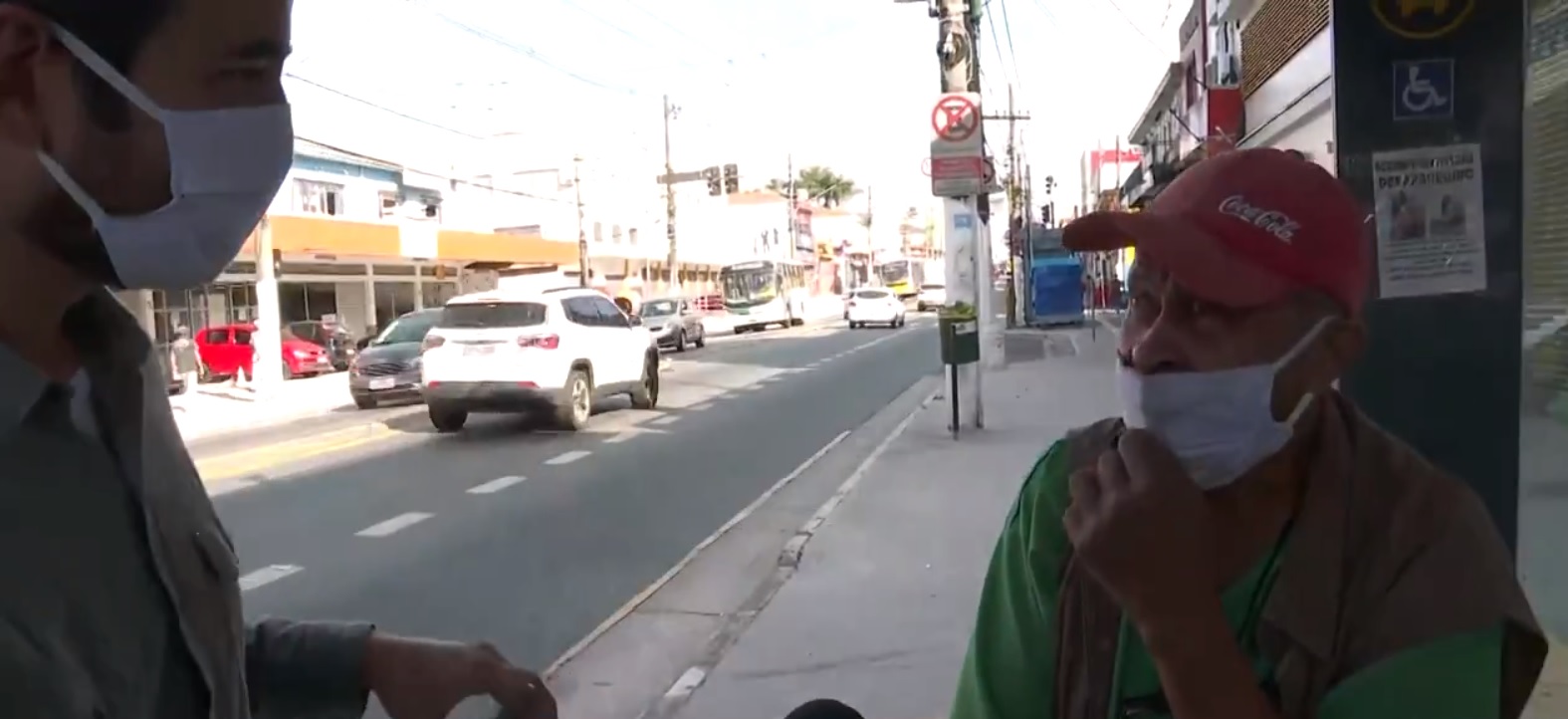 Repórter Guilherme Pimental com entrevistado no Bom Dia São Paulo